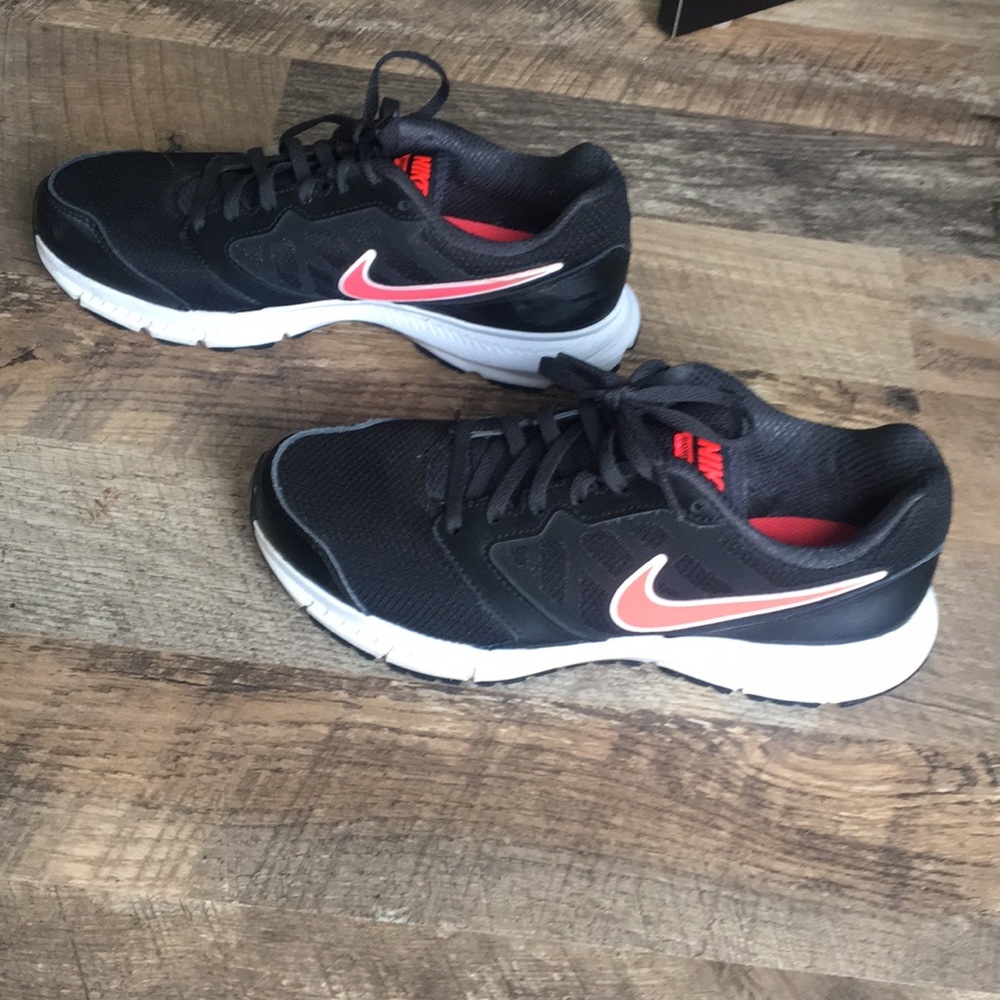 Barely worn Nike shoes